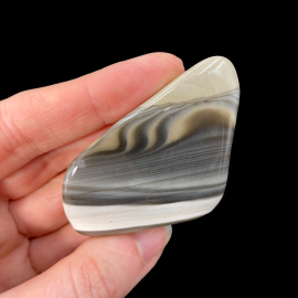 Krzemień Pasiasty - 43g. 4,5 x 4,5 cm. Polerowany