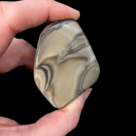 Krzemień Pasiasty - 49g. 5,5 x 4,5 cm. Polerowany