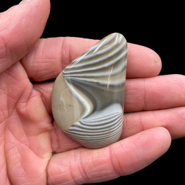 Krzemień Pasiasty - 31g. 5,5 x 3,5 cm. Polerowany