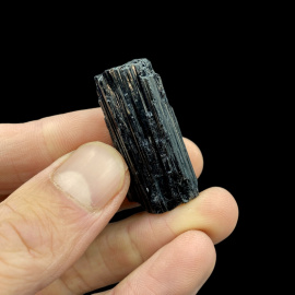 Turmalin Czarny (Szerl) - Naturalny kryształ 23g. 4 x 1,7 x 1,5 cm